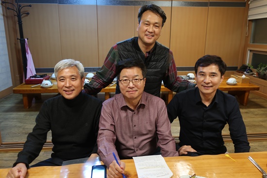 염태영 시장(가운데), 곽상욱 오산시장(왼쪽), 서철모 화성시장, 안민석 의원(염태영 시장 뒤)이 모임을 마치고 함께 하고 있다.