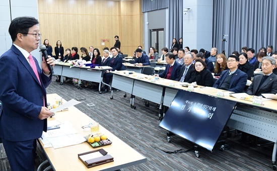 염태영 시장이 ‘제56회 수원화성문화제 종합평가보고회’에서 인사말을 하고 있다.