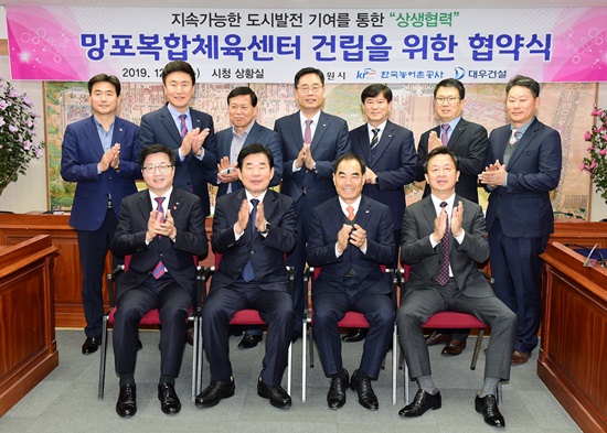 염태영 시장(왼쪽부터), 김진표 의원, 김인식 한국농어촌공사 사장, 백정완 대우건설 주택건축사업본부장이 협약식 후 기념촬영을 하고 있다.