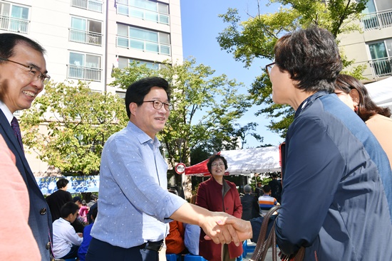 10월 9일, ‘수원·용인 경계 조정’을 기념해 청명센트레빌아파트에서 열린 주민화합잔치에서 염태영 시장이 주민들과 인사하고 있다.