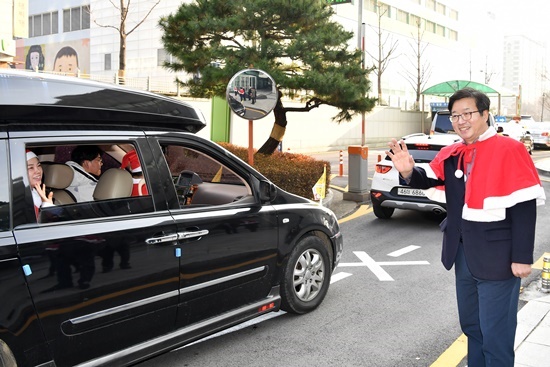 염태영 시장이 손인사를 하고 있다.