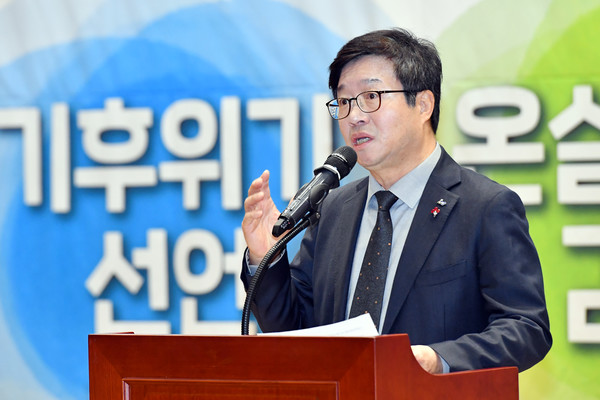 염태영 시장(앞줄 왼쪽 4번째)을 비롯한 지방정부 단체장들이 에너지분권 실현을 촉구하고 있다.