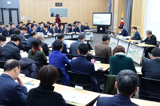염태영 수원시장과 수원시 공직자, 시민대표 등이 지난 30일 오전 2020 업무보고회에서 의견을 나누고 있다.