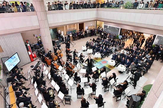 2일 오전 로비에서 열린 수원시 신년음악회.