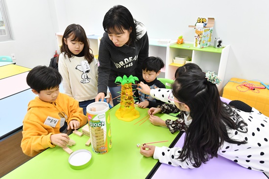 돌봄교사와 아이들이 놀이활동을 하고 있다.