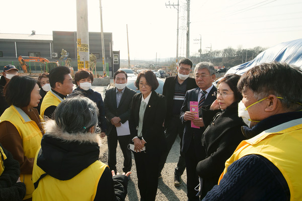 경제환경위원회 위원들이 지역주민들의 건의사항을 청취하고 있다.