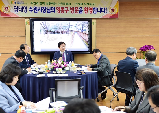 31일 영통구청에서 열린 간부공무원과의 열린대화에서 염태영 시장이 발언하고 있다.