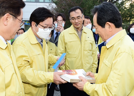 염태영 시장(왼쪽)이 정세균 총리에게 「메르스 일성록」과 건의문을 전달하고 있다.