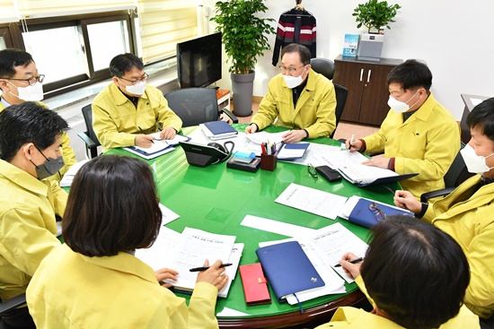 신종 코로나바이러스 감염증 대응 수원시 경제 T/F가 회의를 하고 있다.