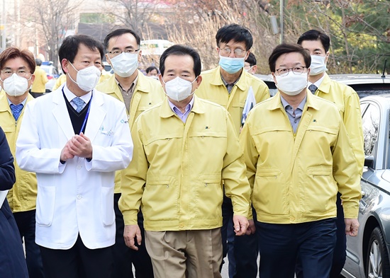 염태영 시장(오른쪽)은 지난 8일 경기도의료원 수원병원을 찾은 정세균 국무총리(가운데)에게 ‘기초지자체 자체 역학 조사관 채용·사전역학 조사 권한 부여’를 건의했다.