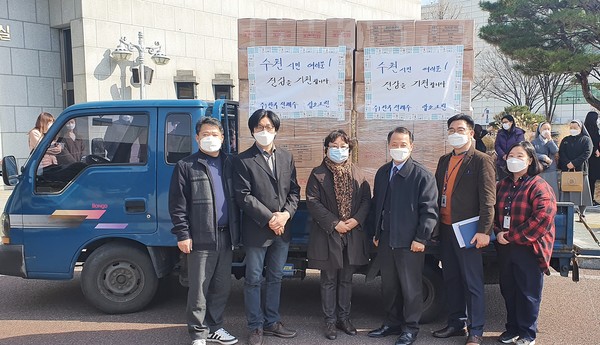 (주)앱소가 수원시에 손소독제를 전달하고 있다.