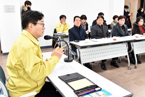 수원유스호스텔을 자가격리시설로 활용하기 위해 주민들을 설득하고자 간담회를 진행하고 있는 염태영 시장.
