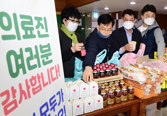 최수아 행궁동 주민자치회 부회장(왼쪽부터), 민효근 행궁동장, 한창석 행궁동 주민자치회 회장 등이 10일 간식을 나눠 담고 있다.