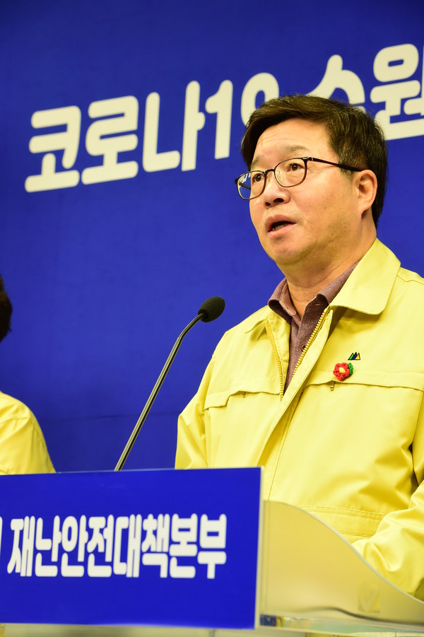 지난 2일 수원형 재난기본소득 지급을 발표하며 착한기부를 제안하고 있는 염태영 수원시장.