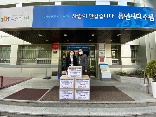 임숙자 수원시자원봉사센터장과 함종학 수원상공회의소 본부장이 지난 28일 일본으로 면마스크를 보내며 기념촬영을 하고 있다.