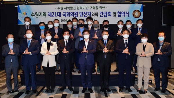 간담회 참석자들이 '덕분에 챌린지'에 참여하고 있다.