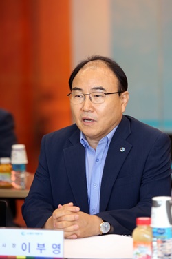 이부영 수원도시공사 사장 인터뷰 모습.