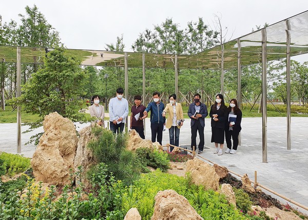 이미경 수원시의회 의원(오른쪽 4번째)과 오기영 수원시 공원관리과장(오른쪽 5번째)을 비롯한 직원들이 지난 2일 영통구 글빛누리공원에서 현장점검을 하고 있다.