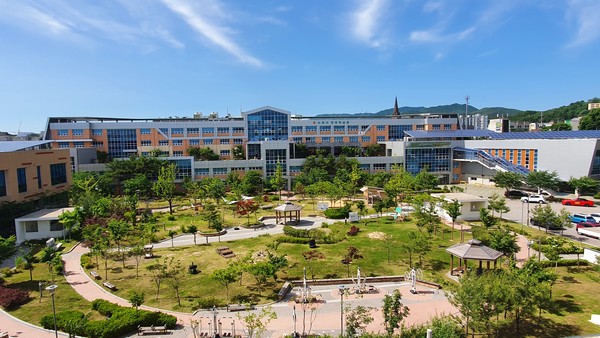 수원시 평생학습관과 수원외국어마을 전경.