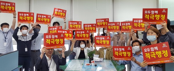 수원시 정보통신과 직원들이 기념촬영을 하고 있다.
