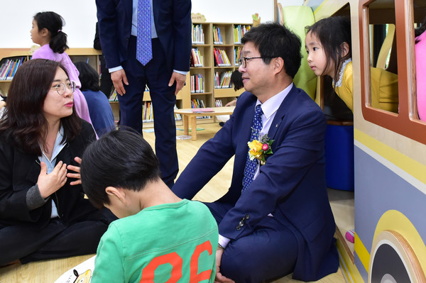 2018년 5월 11일 매여울도서관 개관식에 참석한 염태영 수원시장이 주민들과 함께 대화하고 있다.