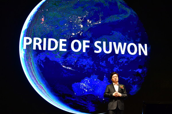 2019년 3월 29일 수원컨벤션센터 준공식에서 염태영 수원시장이 브리핑하고 있다.