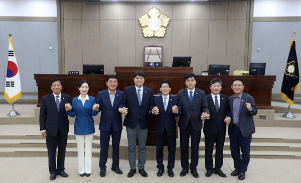 좌측부터 이현구 도시환경위원장/이미경 복지안전위원장/유재광 의회운영위원장/조석환 의장/김기정 부의장/양진하 기획경제위원장/김정렬 문화체육교육위원장/채명기 예산결산특별위원장