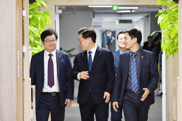 )2019년 12월23일 수원시-화성시간 경계조정 협약식에서 염태영 수원시장(왼쪽)과 이재명 경기도지사(가운데), 서철모 화성시장(오른쪽)이 화기애애한 분위기로 대화를 나누고 있다.