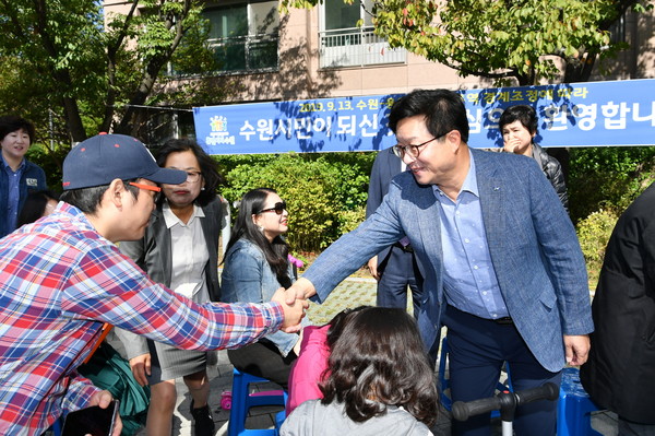 수원시-용인시간 경계조정으로 수원시로 편입된 청명센트레빌 주민들이 마을잔치를 열고 염태영 수원시장을 초청해 인사하고 있다.