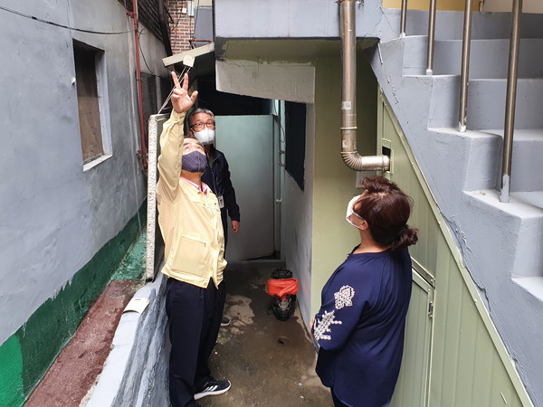 조무영 수원시 제2부시장이 지난 24일 오후 집중호우로 침수된 주택을 방문해 현장점검을 하고 있다.