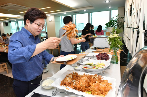 2019년 6월 무안 양파농가돕기를 위해 수원시청이 양파를 대량 구매해 직원들의 조식으로 요리해 제공했다.