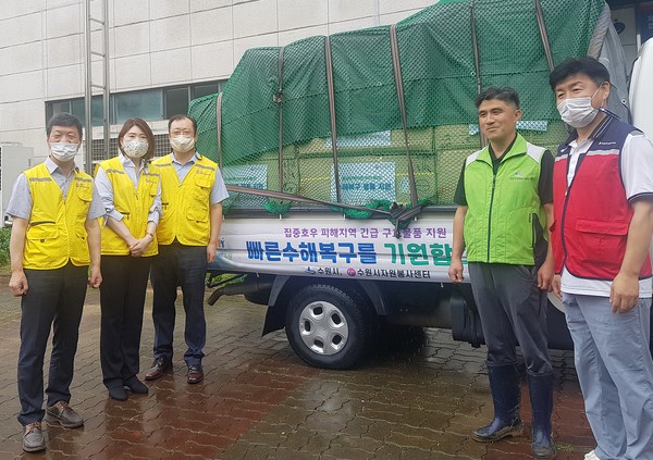 수원시, 수원시자원봉사센터 관계자가 박성순 충청남도자원봉사센터장(오른쪽 1번째), 김용석 천안시자원봉사센터장(오른쪽 2번째)에게 구호물품을 전달하고 있다.