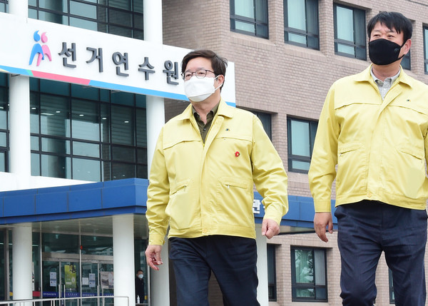 염태영 시장이 임시검사시설로 사용했던 중앙선거관리위원회 선거연수원을 점검하고 있다.