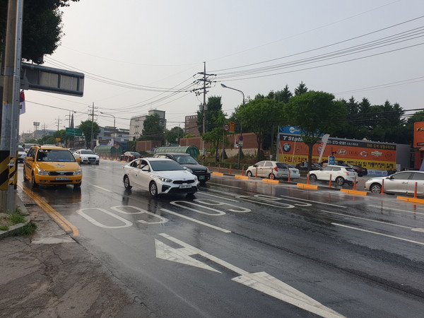 수원종합운동장 앞 설치된 자동노면살수 시스템.