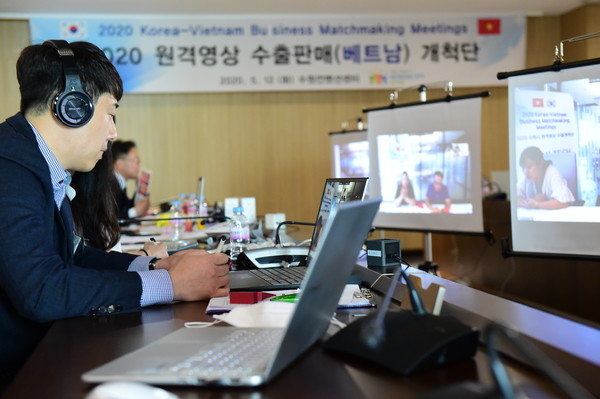 수원시가 동남아에 파견하려던 수출개척단이 코로나19로 취소되자 지난 5월 원격영상 수출개척단을 통해 베트남 현지와 연결했다.