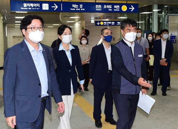 염태영 시장(왼쪽 첫 번째), 조무영 수원시 제2부시장(오른쪽 두 번째), 이미경 수원시의회 의원(왼쪽 두 번째)이 오목천역을 둘러보고 있다.