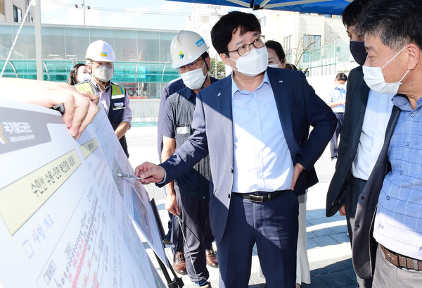 염태영 시장이 수인선 수원구간 개통 준비 상황을 점검하고 있다.