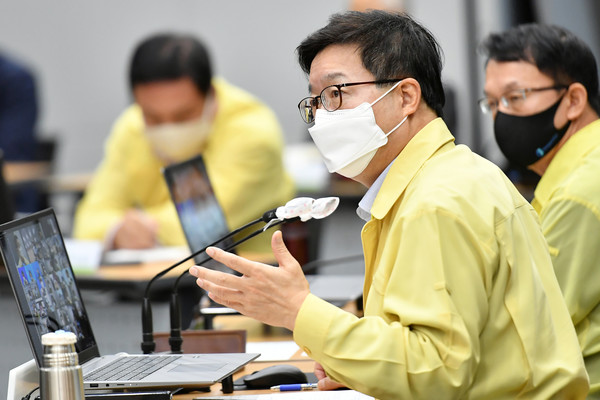 염태영 시장이 확대간부회의에서 발언하고 있다.