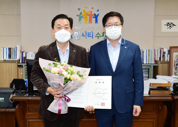 염태영 수원시장(오른쪽)과 이재준 수원시지속가능도시재단 제4대 이사장이 5일 오후 수원시장 집무실에서 임명장 전달식 후 기념사진을 촬영하고 있다.