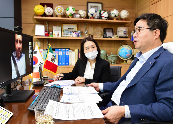 염태영 시장이 후안 로돌프 산체스 고메즈 톨루카시장과 영상회의를 하고 있다.
