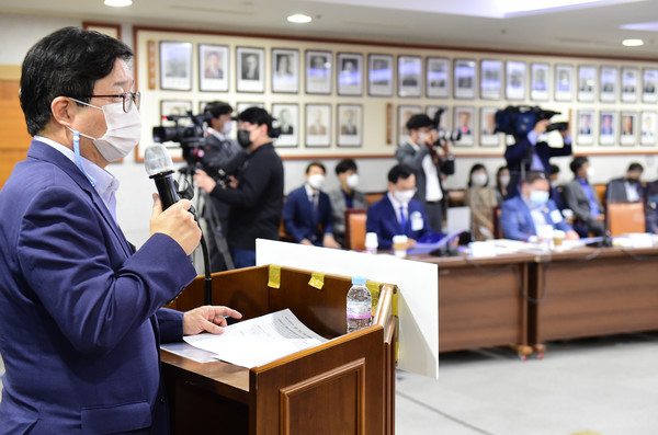 염태영 시장이 개회사를 하고 있다.