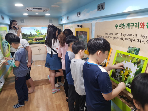 ‘찾아가는 수원이 환경교실’ 버스에서 다양한 환경교육 체험을 하고 있는 어린이들.