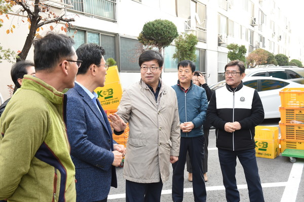 염태영 수원시장이 다둥이가족의 휴먼주택 입주 현장을 방문했다.