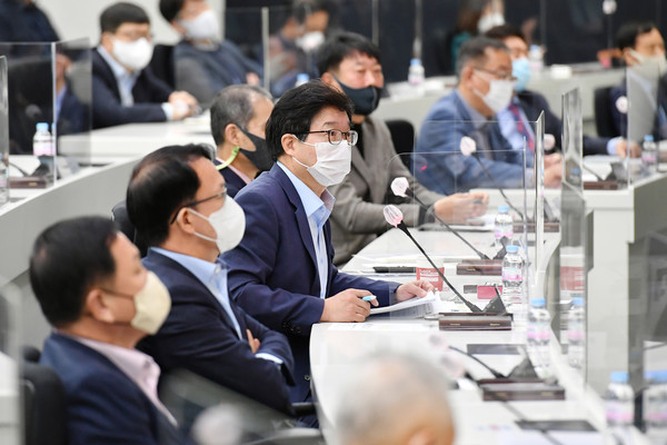 염태영 시장이 확대간부회의에서 발언하고 있다.