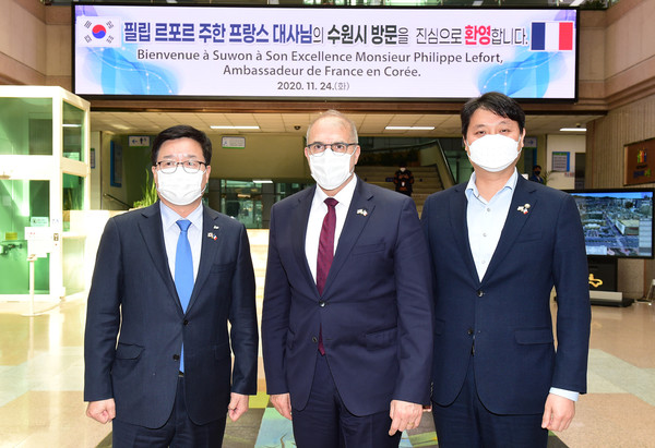 염태영 시장(왼쪽부터) 르포르 대사, 조석환 수원시의회 의장이 수원시청 로비에서 함께하고 있다.