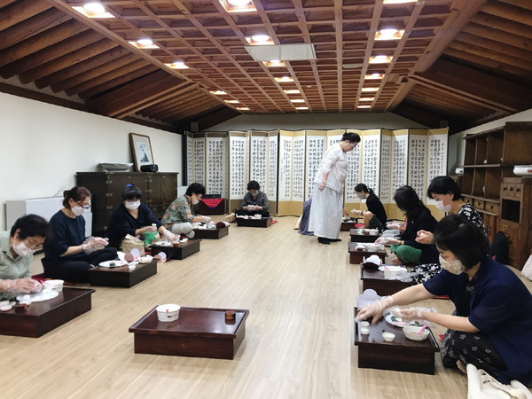 예를 전하는 사람들.