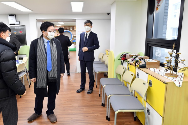 염태영 시장이 8일 다함께돌봄센터 6호점을 점검하고 있다.