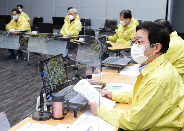 염태영 시장이 확대간부회의에서 발언하고 있다.
