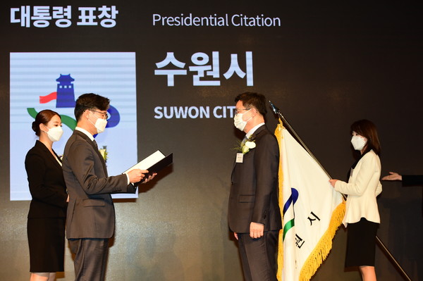 지난해 11월 열린 2020대한민국 디자인대상 시상식에서 염태영 수원시장(오른쪽)이 수상하고 있다.
