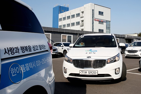 수원도시공사는 교통약자 특별교통수단 종사자 전원(160명)에 대한 코로나19 검사를 한 결과 모두 음성 판정을 받았다고 17일 밝혔다. 사진은 운행에 나서는 교통약자 차량.